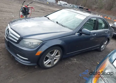 2011 Mercedes-Benz C 300 Sport 4Matic z USA, uszkodzony, nr VIN WDDGF8BB8BR144670